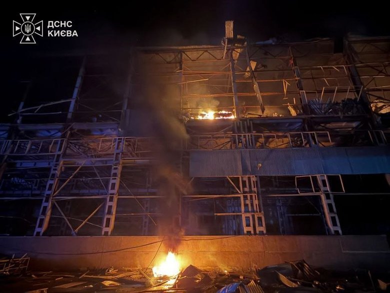 РФ вдарила по Києву: у Голосіївському районі загорілася нежитлова будівля