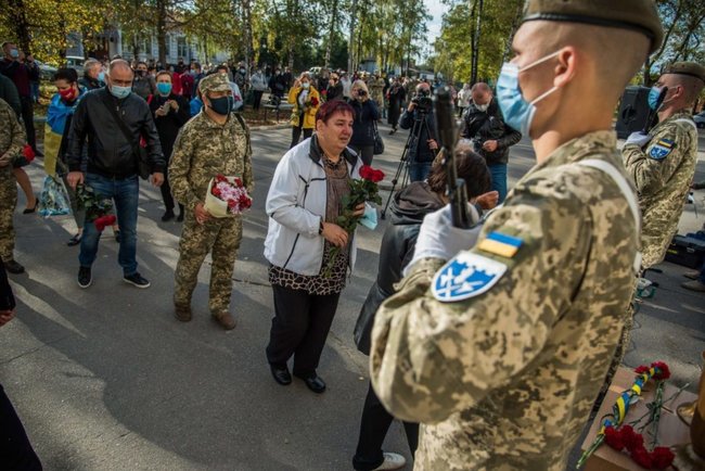 Меморіальну дошку загиблій у зоні ООС старшому солдату ЗСУ Ярославі Никоненко відкрили в Миргороді 05 Меморіальну дошку загиблій у зоні ООС старшому солдату ЗСУ Ярославі Никоненко відкрили в Миргороді 05