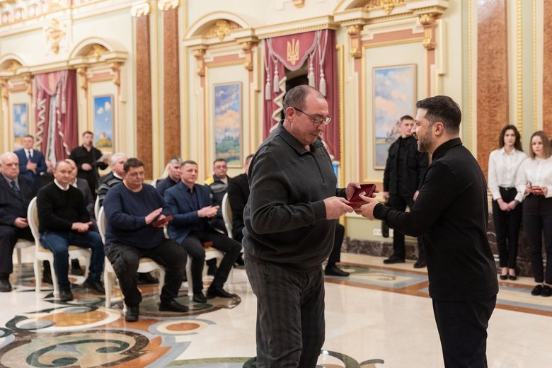 Зеленський нагородив енергетиків