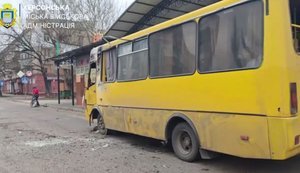 Ворог поцілив по маршрутці у Херсоні: семеро постраждалих. За добу - одна людина загинула, ще 18 поранено. ВIДЕО