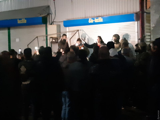 Попытка самосожжения и блокада спецназа: на 7-м километре под Одессой произошли столкновения между турками и сотрудниками СБУ 05