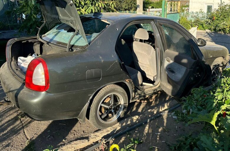 Автомобіль пошкоджений російським обстрілом
