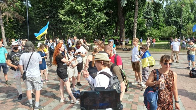Слуги русификации и Меняю мову на рубли: на акции под ВР произошла стычка - правоохранители пытались задержать митингующего 17