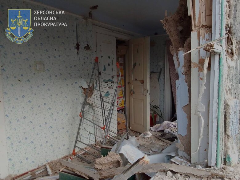 Враг обстрелял Херсон, пострадала женщина 02