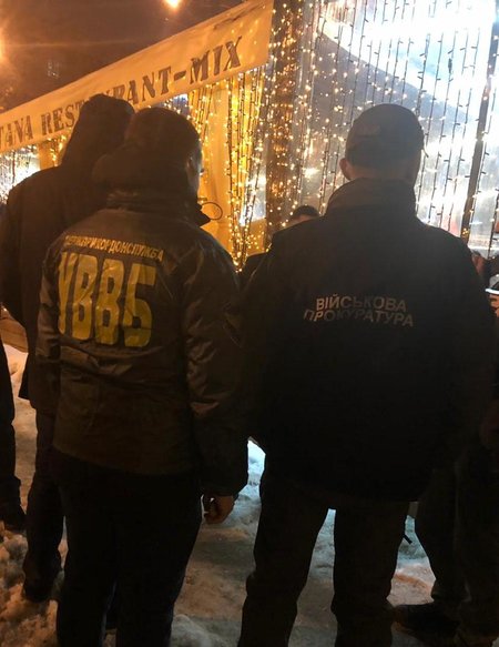 Співробітниці харківської митниці пропонували хабар за контрабанду сигарет: зловмисника затримано на гарячому 01