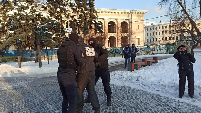 У Києві спробували провести акцію протесту проти насильства з боку правих екстремістів: мітингувальників затримала поліція за порушення локдауну 04