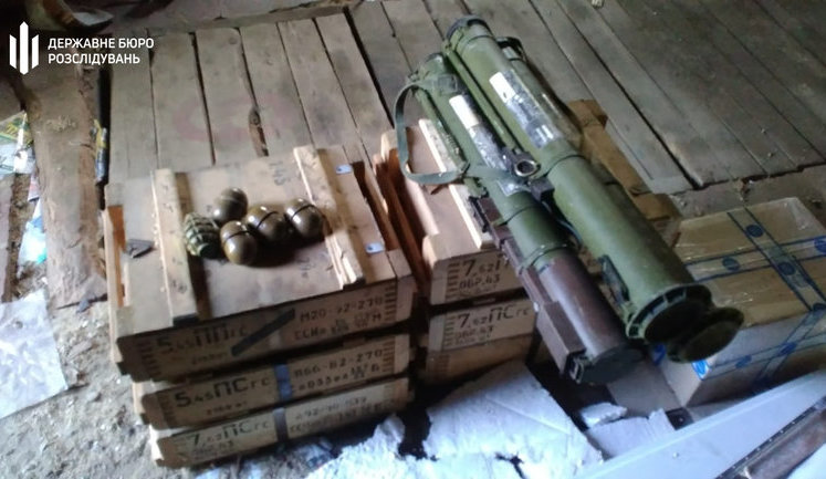 Чиновник Служби зовнішньої розвідки та експрикордонник вивозили зброю з району проведення ООС, - ДБР. ФОТОрепортаж