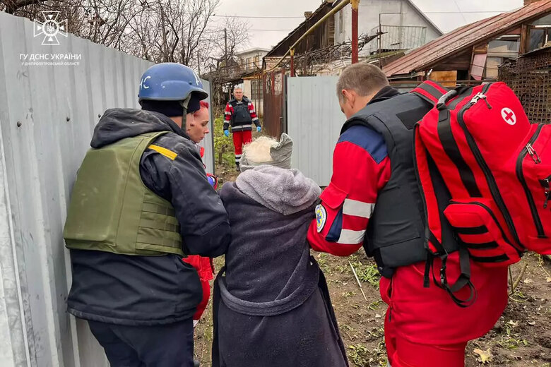Окупанти вдарили по Нікополю: з-під завалів врятували жінку 03