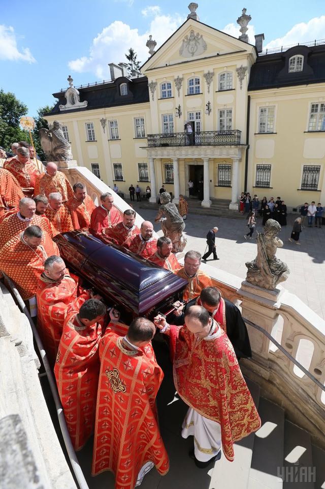 Прощання з Гузаром: 10 тис. осіб взяли участь у скорботному ході у Львові 02