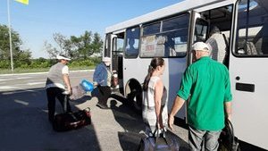 Жителей оккупированных территорий будут бесплатно перевозить до КПВВ, - Минреинтеграции