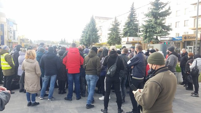 Предприниматели в Ривне пикетируют мэрию в знак протеста против карантина выходного дня: Не просим помощи - требуем не мешать 02