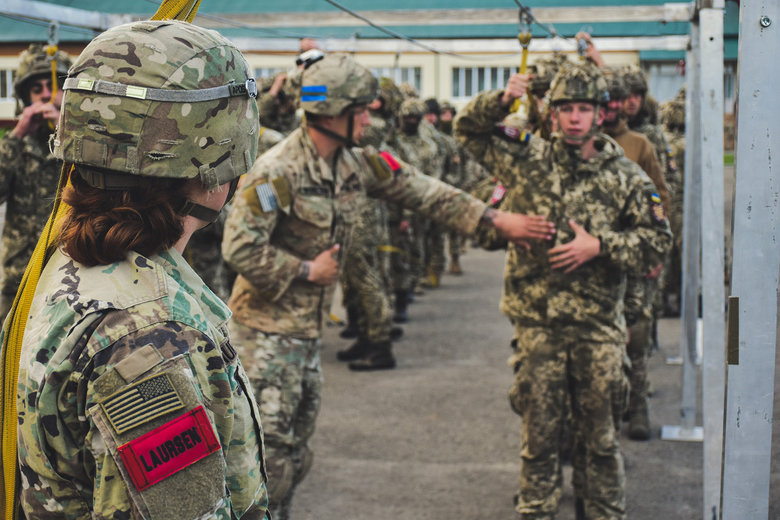 На навчаннях Rapid Trident військовослужбовці України і США вперше в історії провели спільне десантування 01