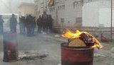 Біля ізолятора, де утримують Саакашвілі, його прихильники палять багаття, охорону посилено, вулицю Мазепи перекрито. ФОТОрепортаж