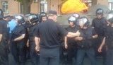 Колонне оппозиционеров пробовали помешать ряженые провокаторы на БТРе и под прикрытием "Беркута". ФОТО