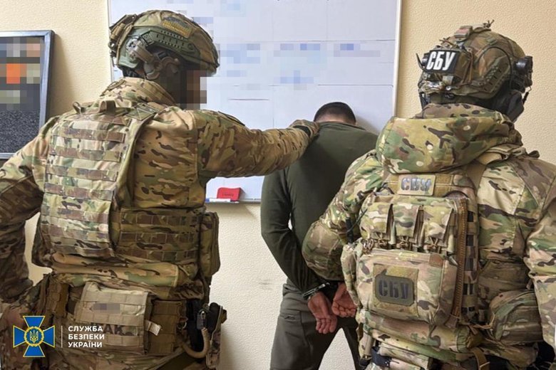Посадовця Повітряних сил та начальника управління СБУ викрили на хабарі