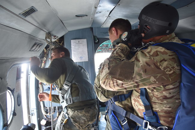 Маскування біля позицій противника, десантування та евакуацію відпрацьовують офіцери-авіанавідники на Чернігівщині 01