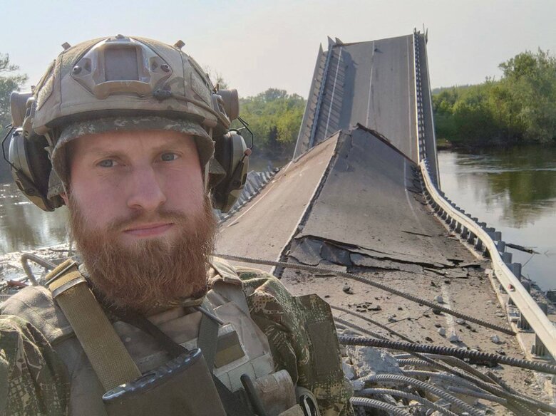 Герой України нацгвардієць Дмитро Фінашин: Свою мертву руку я підкладав під груди, як валик, щоб напитися з тухлої калюжки – не хотілося впасти в неї обличчям і захлинутися 04 Герой України нацгвардієць Дмитро Фінашин: Свою мертву руку я підкладав під груди, як валик, щоб напитися з тухлої калюжки – не хотілося впасти в неї обличчям і захлинутися 04