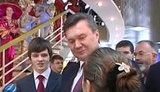 Дети познакомили Януковича с петухом, голубями и бараном. ВИДЕО.