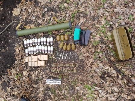 Два арсенали зброї і боєприпасів знайдено на Дніпропетровщині 04 Два арсенали зброї і боєприпасів знайдено на Дніпропетровщині 04