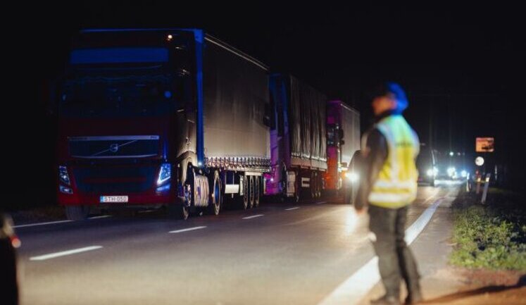 Українські водії в Польщі перекрили дорогу у відповідь на блокаду кордону