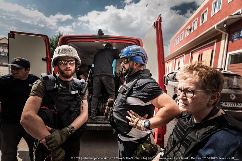 Фонд Добра и Любви продолжает эвакуацию людей и помогает преодолеть гуманитарную катастрофу в Лисичанске 03