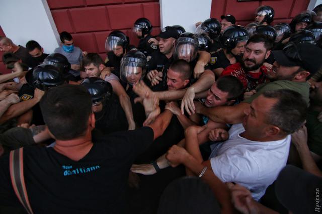 Активисты штурмовали мэрию Одессы из-за пожара в детском лагере: в ход пошли газ и светошумовые гранаты 11