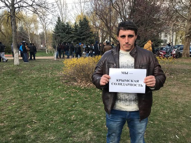 Папірців боїтеся? - окупанти затримали учасника флешмобу на підтримку заарештованих кримськотатарських активістів Таїра Ібрагімова 11