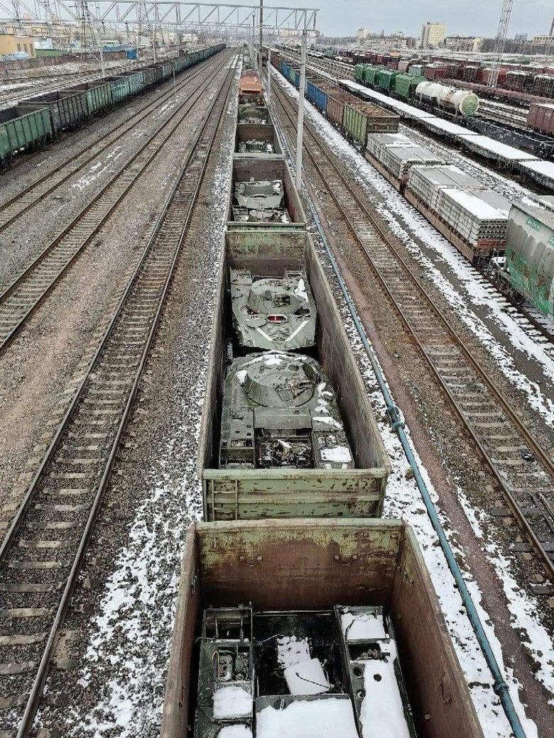 Російські окупанти вивозять свою пошкоджену техніку з Білорусі у закритих вагонах 01 Російські окупанти вивозять свою пошкоджену техніку з Білорусі у закритих вагонах 01