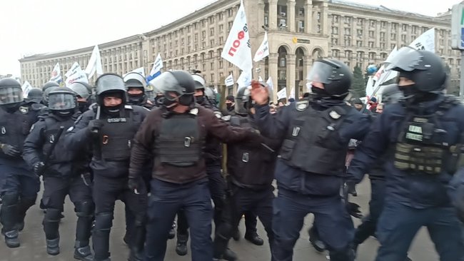 ФОПы попытались установить палатки на Майдане Незалежности: между митингующими и правоохранителями произошли стычки 25