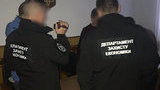 Співробітника лісгоспу, який за хабар дозволяв вирубку новорічних ялинок, затримано на Житомирщині, - Нацполіція. ФОТО