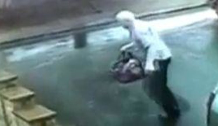 Британский автомобилист чудом избежал удара молнии. + ВИДЕО
