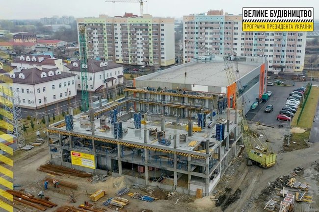 В поселке на Днепропетровщине строят новый трехэтажный бассейн 01