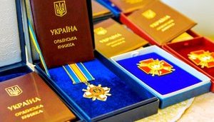 Зеленський нагородив 44 військовослужбовців і добровольців, 22 із них - посмертно