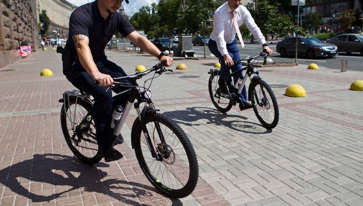 Klitschko presented Kyiv patrol officers with 100 bikes worth €40,000. PHOTOS