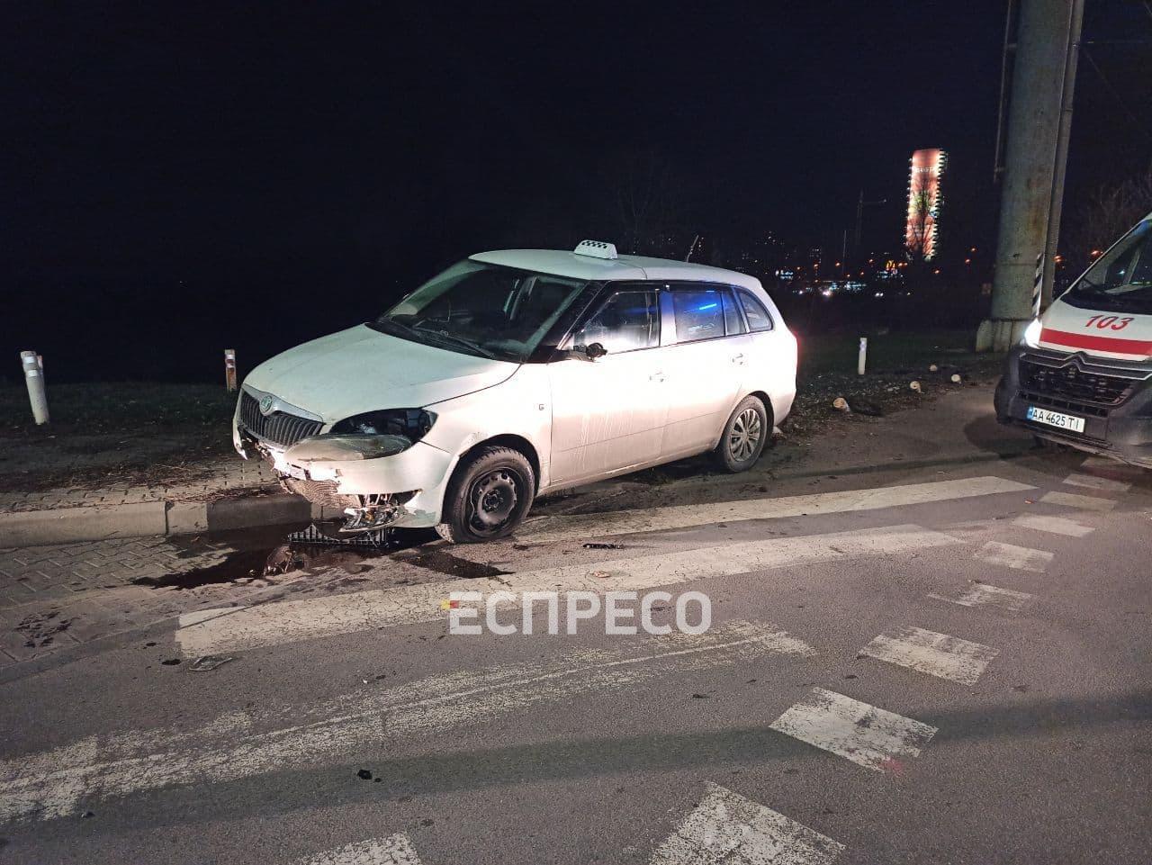 Смерть за рулем: Водитель столичного такси умер за рулем - его Skoda  вылетела на тротуар. ВИДЕО+ФОТОрепортаж | Цензор.НЕТ