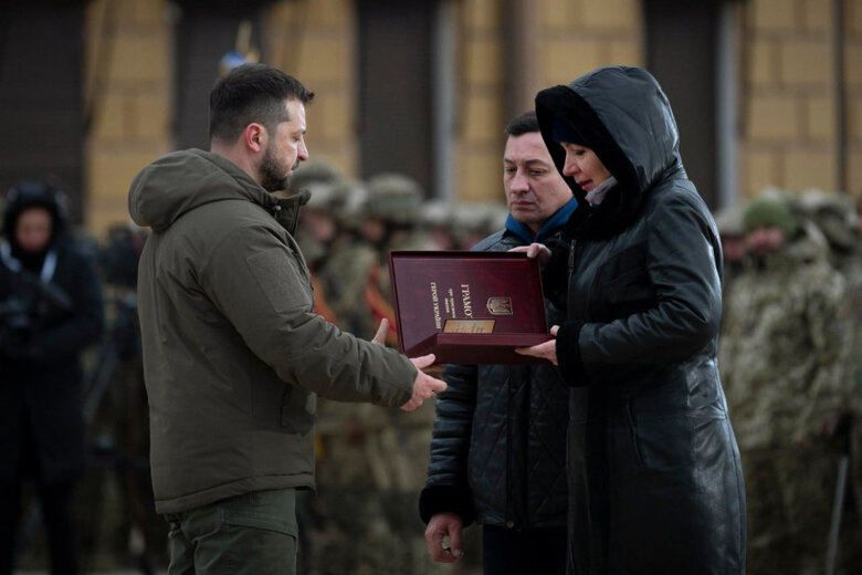 Зеленский вручил боевое знамя 3-й отдельной штурмовой бригаде Сухопутных войск ВСУ 01