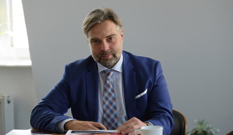 Президент "Укрметаллургпрома": Люки и оградки сейчас несут в пункты приема лома, потому что все они находятся в "тени"