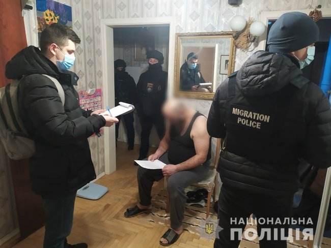 Полиция разоблачила схему незаконной легализации иностранцев на территории Украины: среди организаторов экс-сотрудник Миграционной службы 05