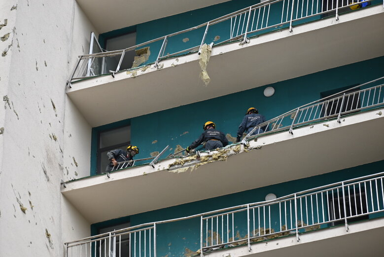 Последствия падения обломков вражеской ракеты на многоэтажку в Соломенском районе Киева 41