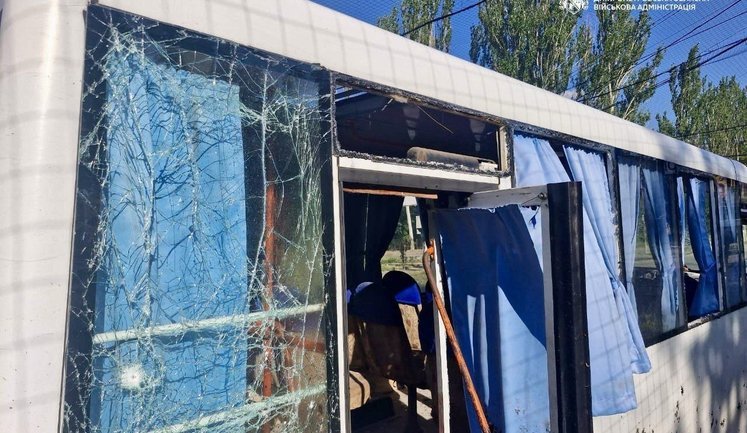 Один человек погиб и восемь получили ранения в результате вражеского нападения на автобус агрофирмы в Марганце. ФОТО