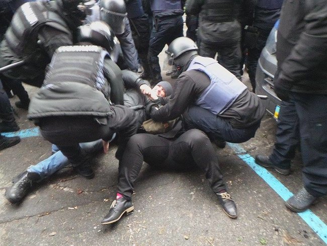 Прихильники Саакашвілі намагаються прорвати кордон поліції 21