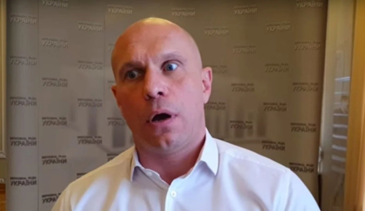 "У#бень! Таких трутнів під МВС багато лазить, а тепер мені доведеться тобі допомагати", - кандидат наук Кива відповів Мартиненку