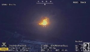 Українські дронарі знищили дві вантажівки з гарматою та боєкомплектом всередині. ВIДЕО