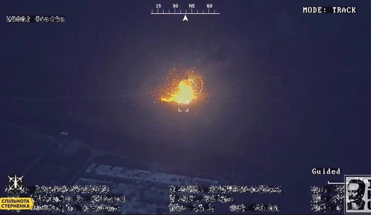 Українські дронарі знищили дві вантажівки з гарматою та боєкомплектом всередині. ВIДЕО