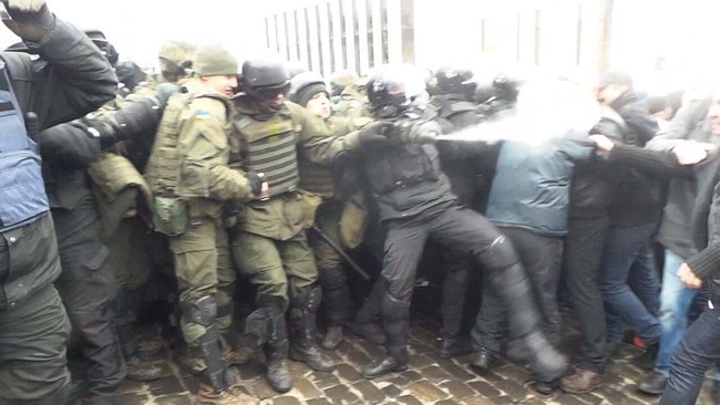 Автомобіль зі Саакашвілі заблоковано, поліція спробувала прорватися, але безуспішно, застосовується газ 13