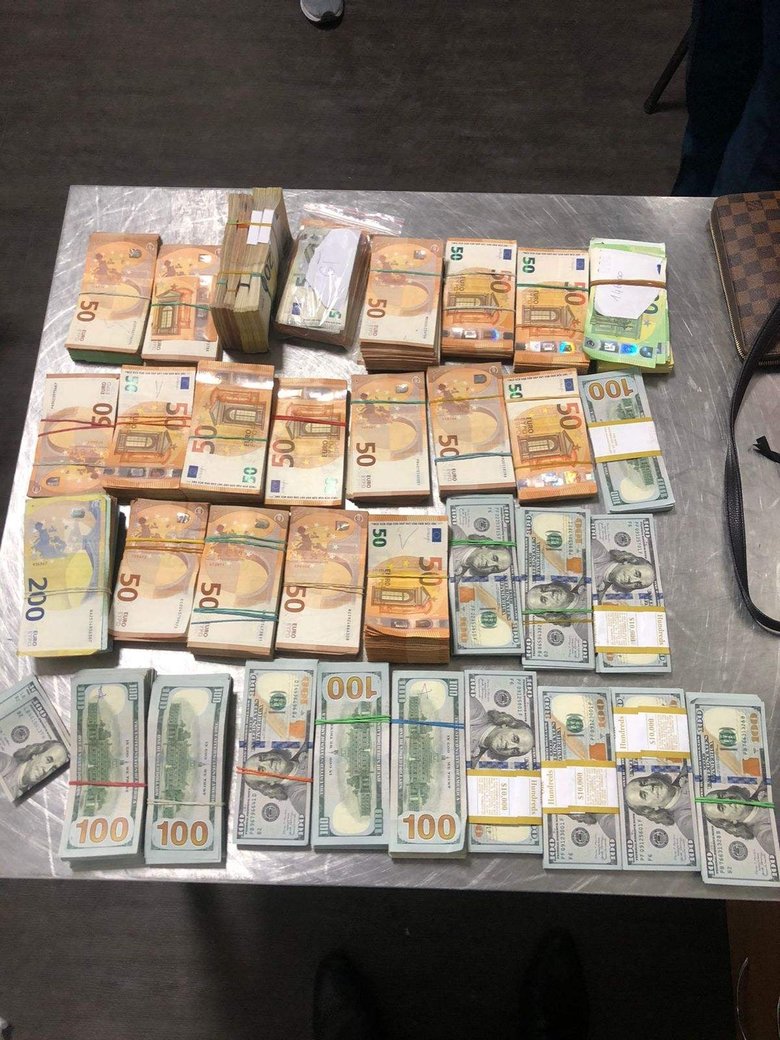 Незадекларированную валюту и золото на 15 млн грн изъяли пограничники у двух гражданок Польши в аэропорту Львова 02