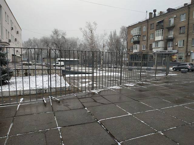 Место выступления российских артистов Башарова, Колесникова и Удовиченко в Запорожье обнесли забором 05