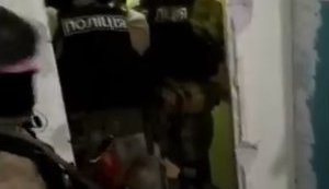 КОРД задержал пьяного одессита, стрелявшего из окна по пожилым людям. ВИДЕО