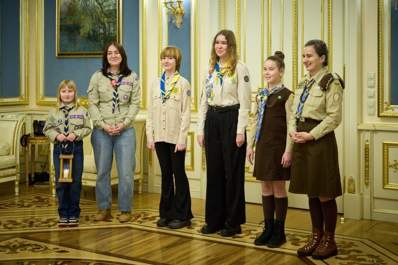 Зеленський прийняв Вифлеємський вогонь миру від скаутів