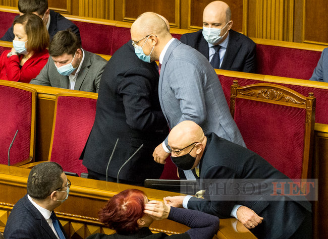 Мисягін у кріслі прем’єра, Яценко і Качура за колоною, краплі Кабанова і поцілунок слуг народу Марченко і Стефанчука, - робота ВР 18 грудня 09